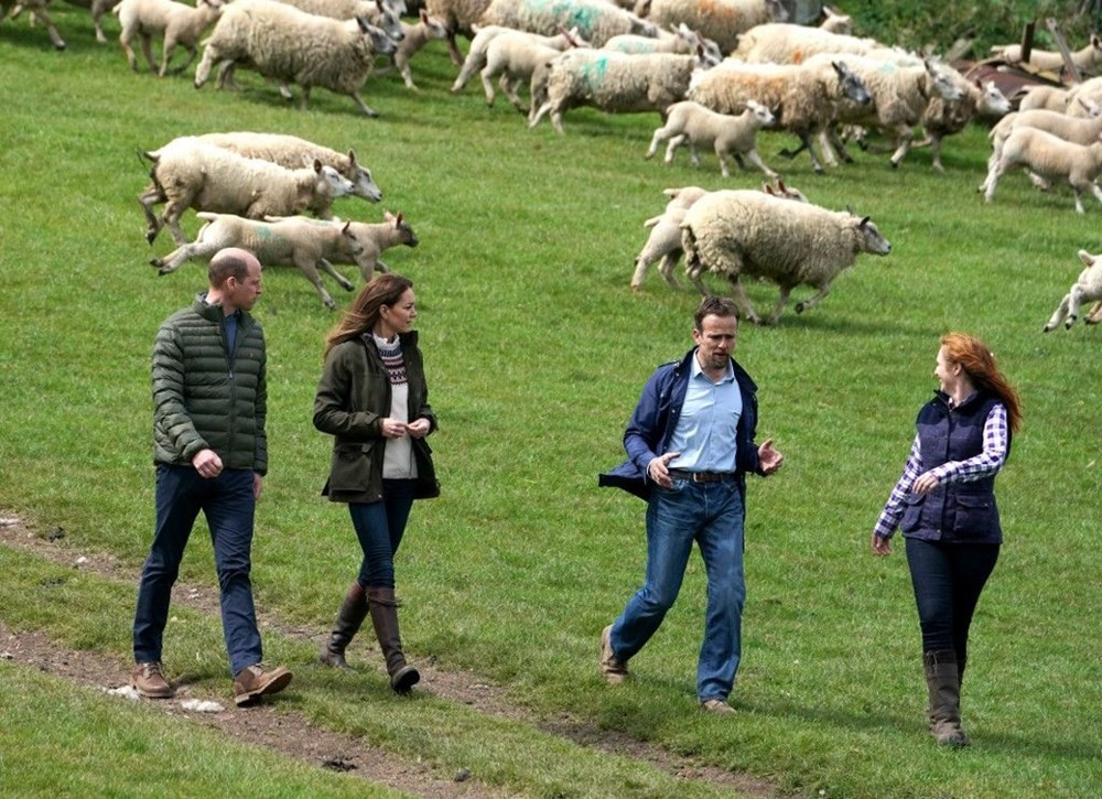 Prens William ile Kate Middleton'dan köy ziyareti