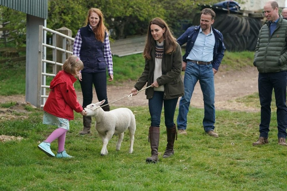 Prens William ile Kate Middleton'dan köy ziyareti