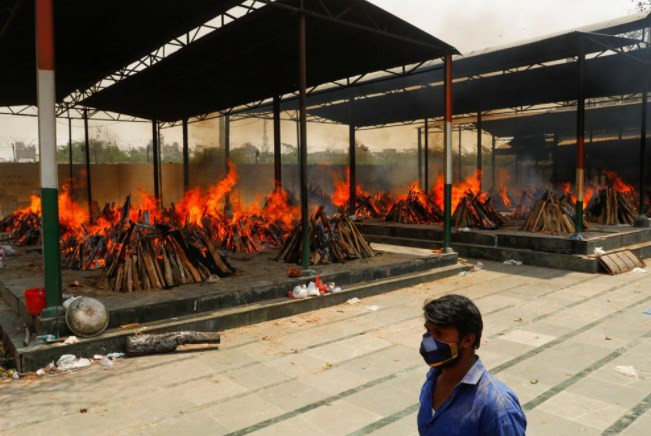 Hindistan'ın dört bir yanından cenaze ateşleri yükseliyor