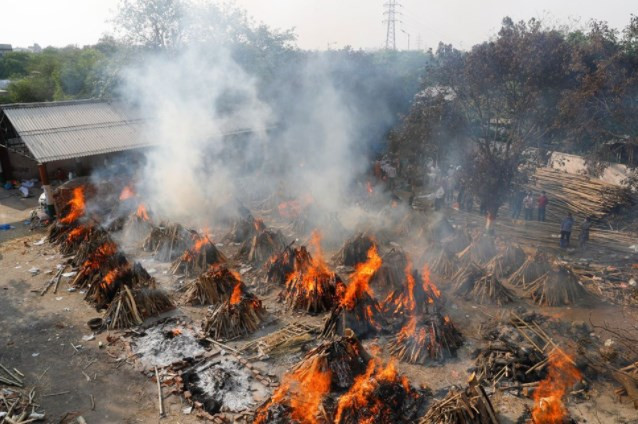 Hindistan'ın dört bir yanından cenaze ateşleri yükseliyor