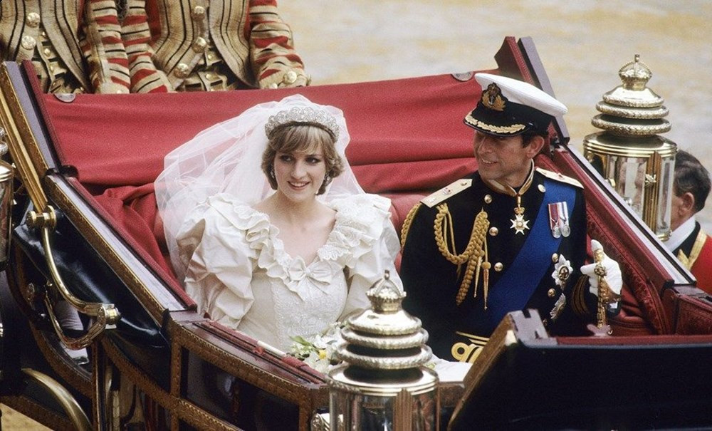Prenses Diana'nın gelinliği 25 yıl sonra sergilenecek