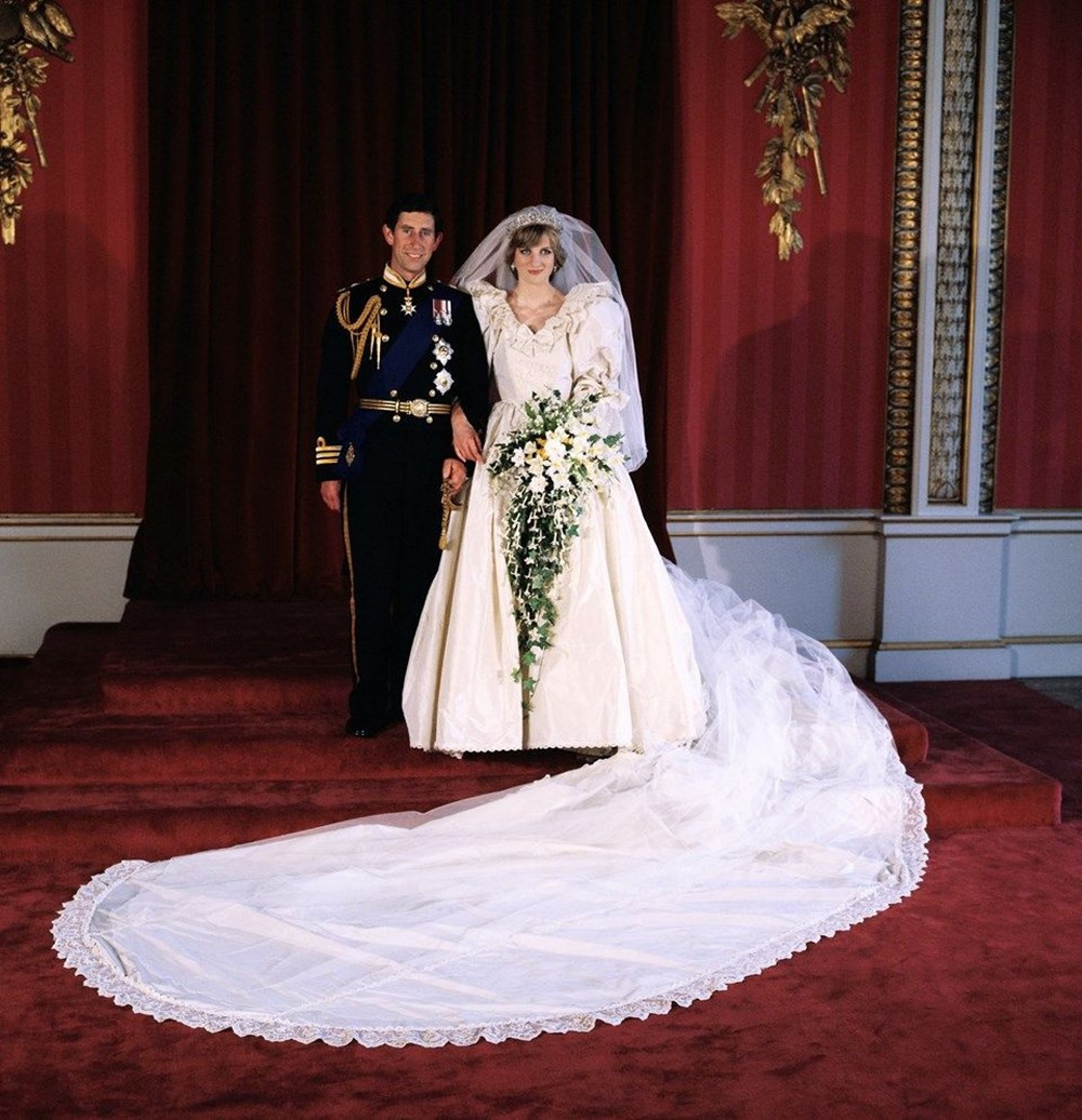 Prenses Diana'nın gelinliği 25 yıl sonra sergilenecek