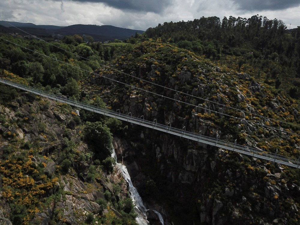 Yayalara özel en uzun asma köprü açıldı