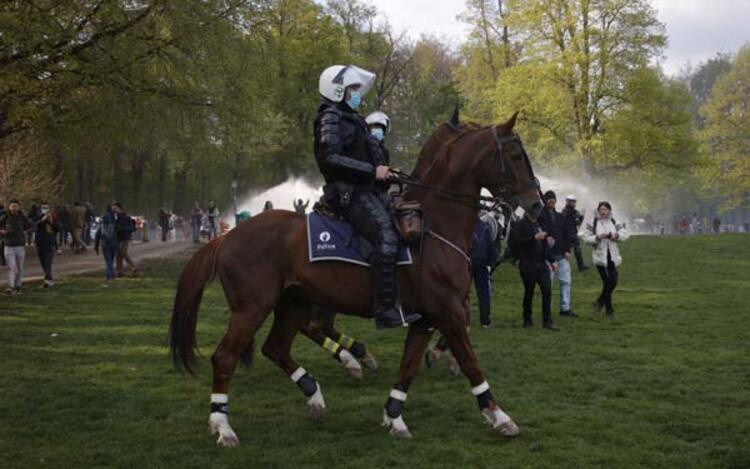 Belçika'da parkta parti düzenlemek isteyenlere polis müdahale etti