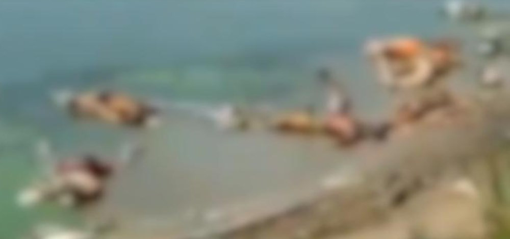 Ganj Nehri’nde Kovid-19’dan ölenlerin cansız bedenleri kıyıya vurdu