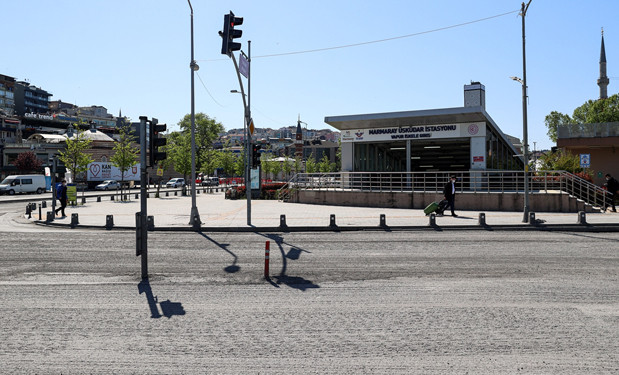 İstanbul'da meydanlar bayramda boş kaldı