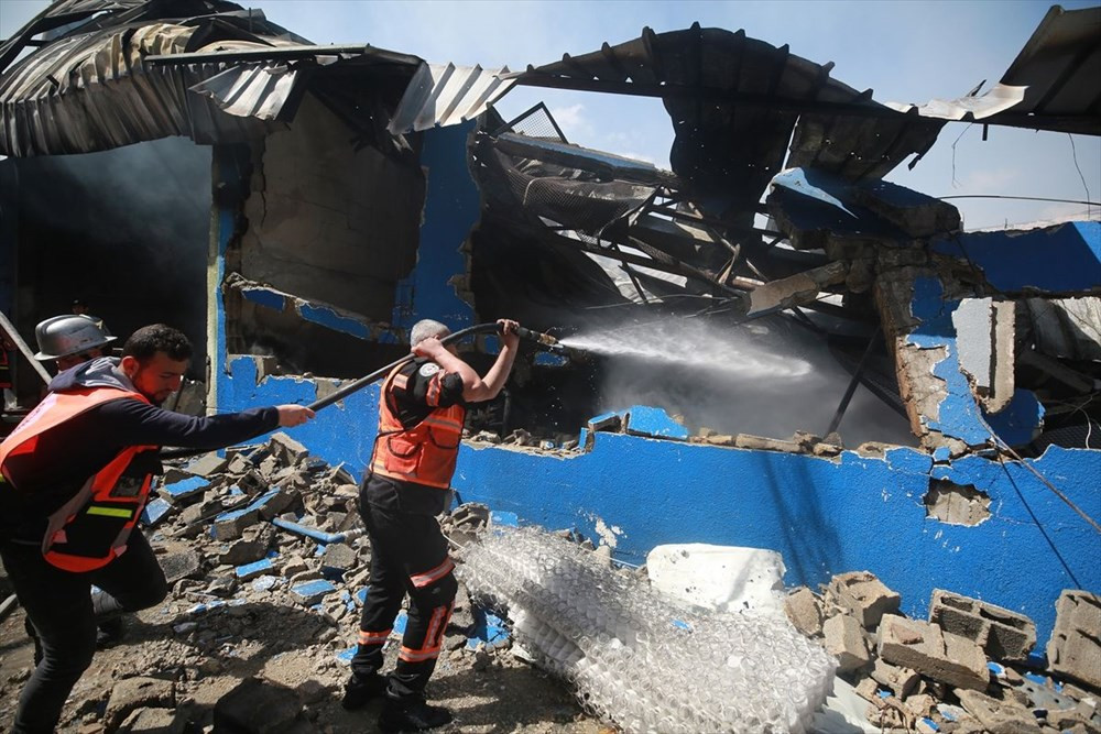 İsrail savaş uçakları Gazze'de bir sünger fabrikasını vurdu