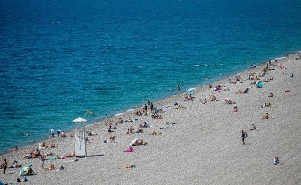 Tam kapanma sonrası Antalyalılar sahile akın etti