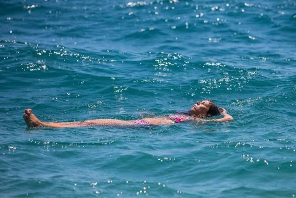 Tam kapanma sonrası Antalyalılar sahile akın etti
