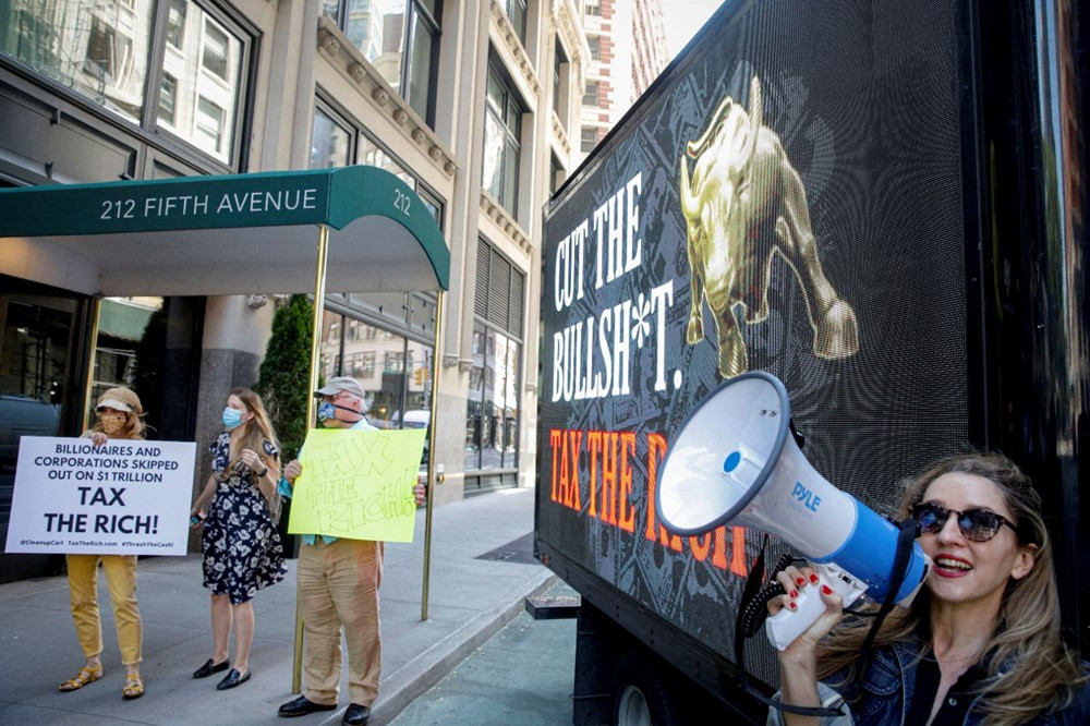 Jeff Bezos'un evinin önünde protesto: Vergiler artırılsın