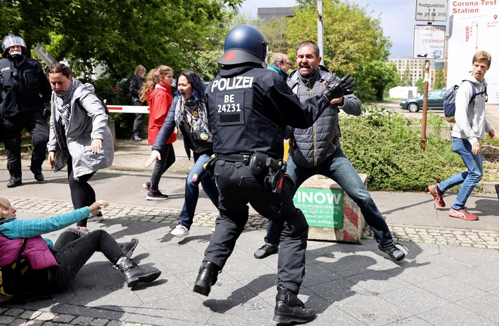 Kovid-19 önlemleri protestosu: 200'ü aşkın gözaltı...