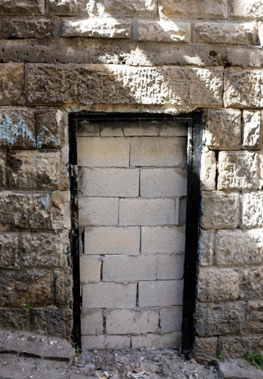 Hırsızlardan korumak için tarihi evlerin kapılarına duvar ördüler