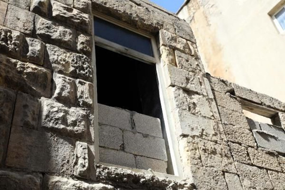 Hırsızlardan korumak için tarihi evlerin kapılarına duvar ördüler