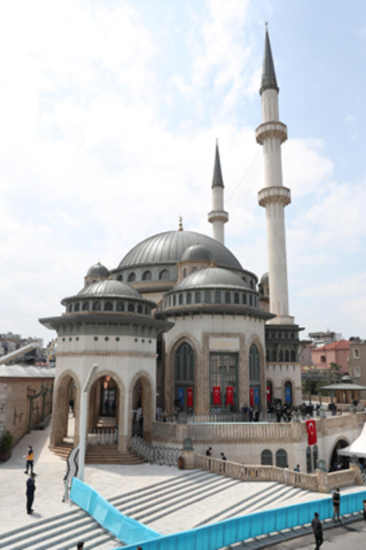 Isparta'dan Taksim'de yapılan camiye 25 ton gül suyu!