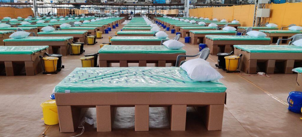 Hindistan'da hastalara karton yataklar hazırlanıyor