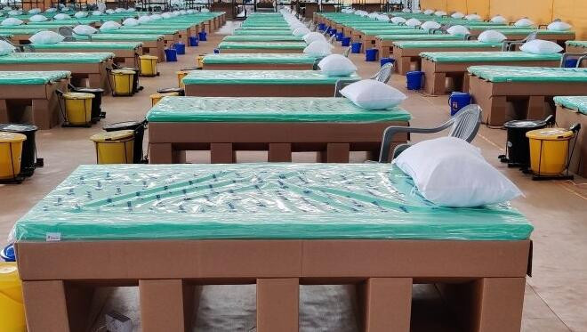 Hindistan'da hastalara karton yataklar hazırlanıyor