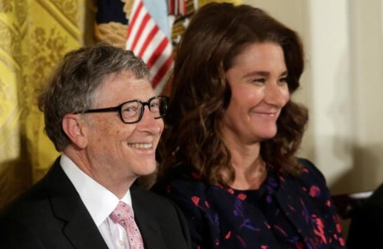 Bill Gates eşi Melinda'ya 1.8 milyar dolarlık hisse aktardı