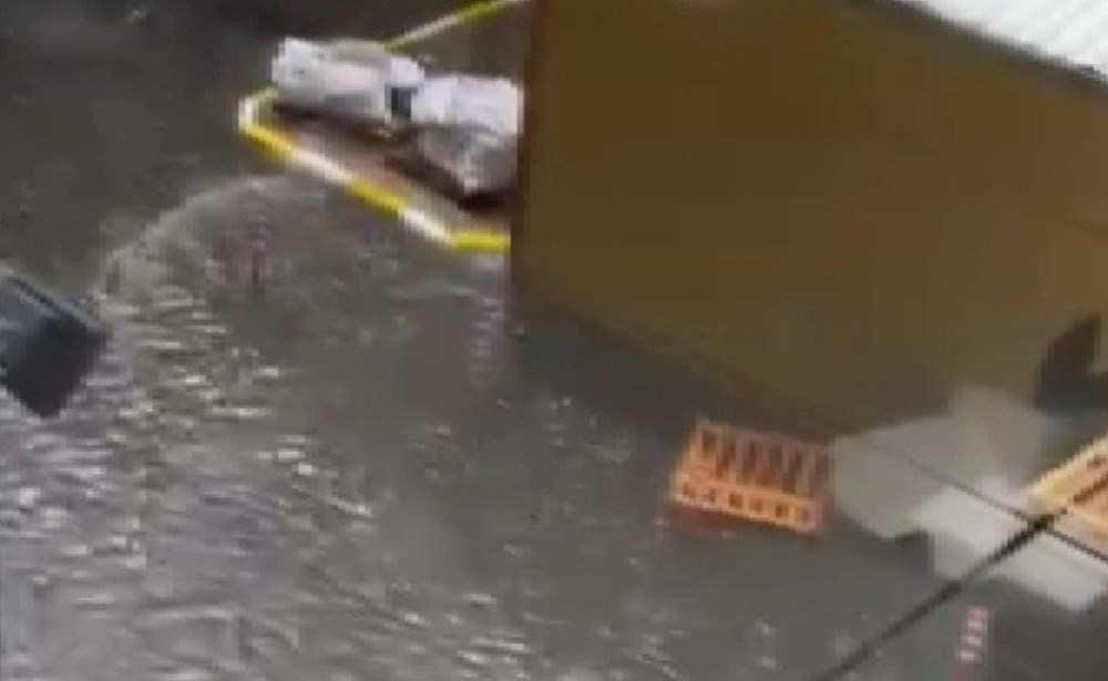 İstanbul'da şiddetli yağmur: Yenibosna'da yolları su bastı