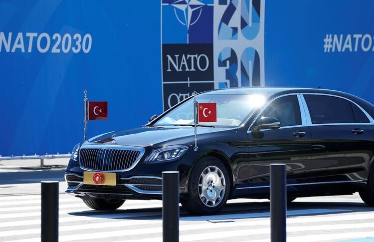 NATO Zirvesi'nde diplomasi trafiği