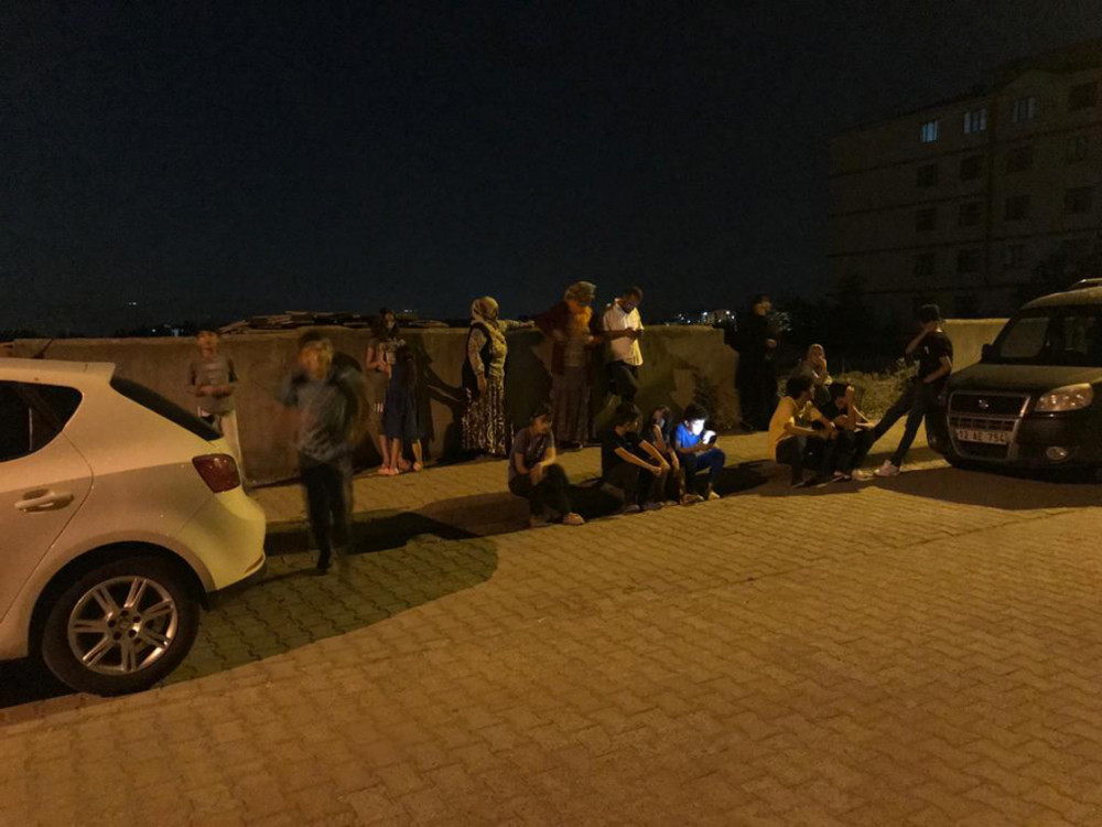Kiğı ve Karakoçan'da vatandaşlar geceyi dışarıda geçirdi
