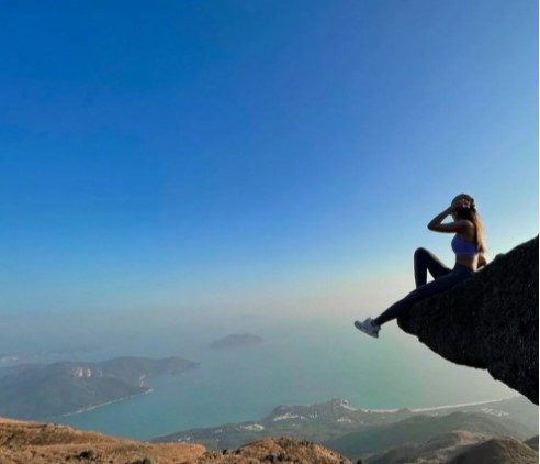 Selfie çekmek için kayalıklara çıkan fenomen uçurumdan düşerek öldü