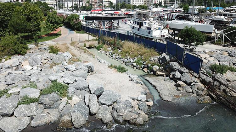 Kadıköy'de denize akan 'renkli su' endişesi