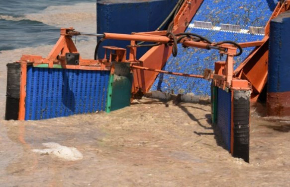 Çanakkale'de müsilaj deniz süpürgesiyle temizleniyor