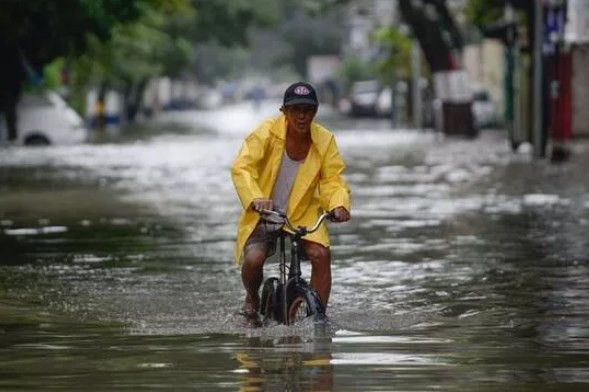 Günlerce süren muson yağmurları nedeniyle  binlerce kişi tahliye edildi