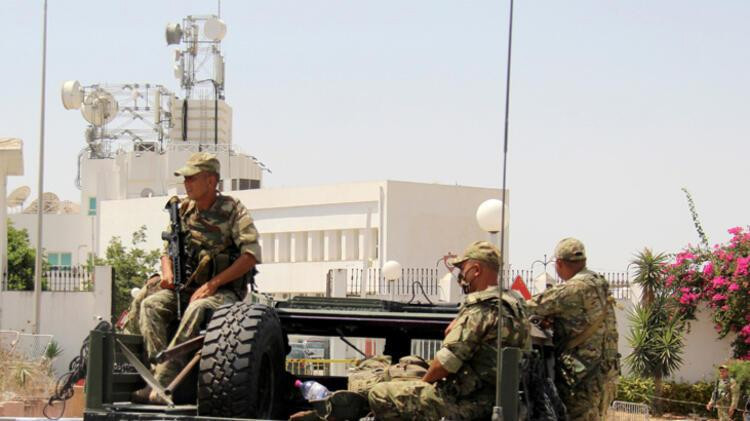 Tunus'ta askerler meclisi kapattı! 