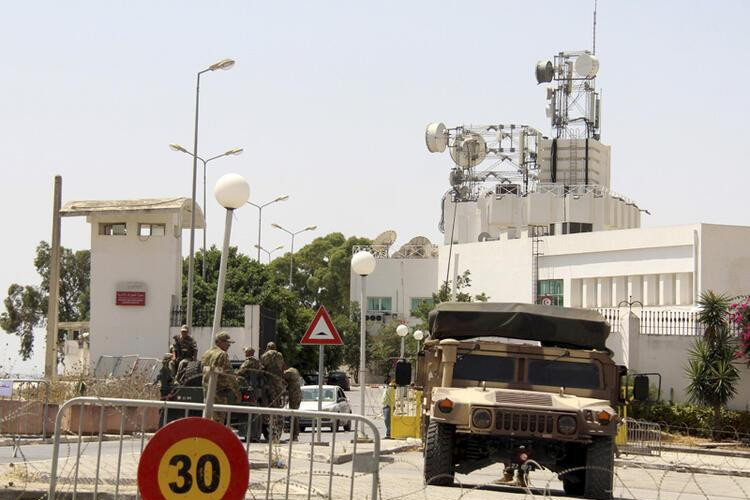 Tunus'ta askerler meclisi kapattı! 