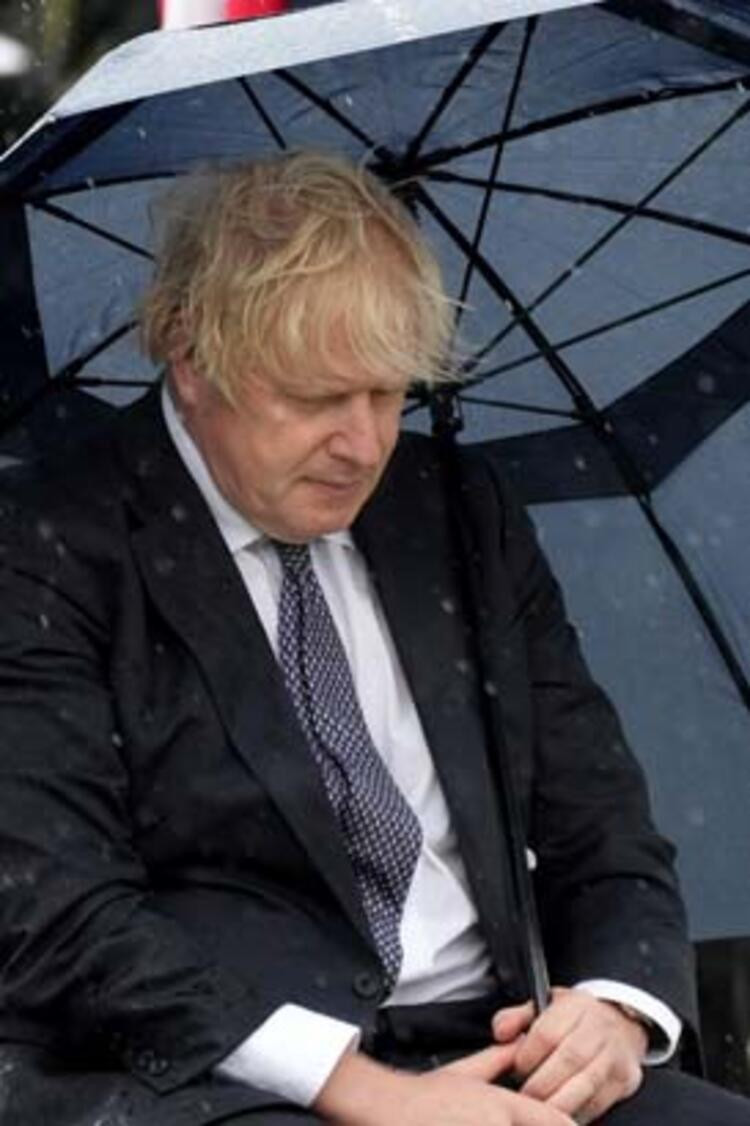 Boris Johnson'ın şemsiye ile sınavı!