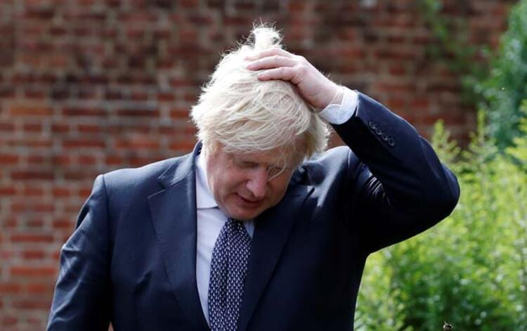 Boris Johnson'ın şemsiye ile sınavı!