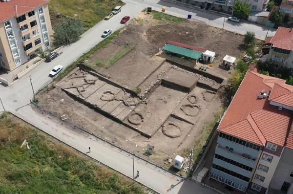 Apartman bahçesinde kazı: Tam 8 bin 500 yıllık...