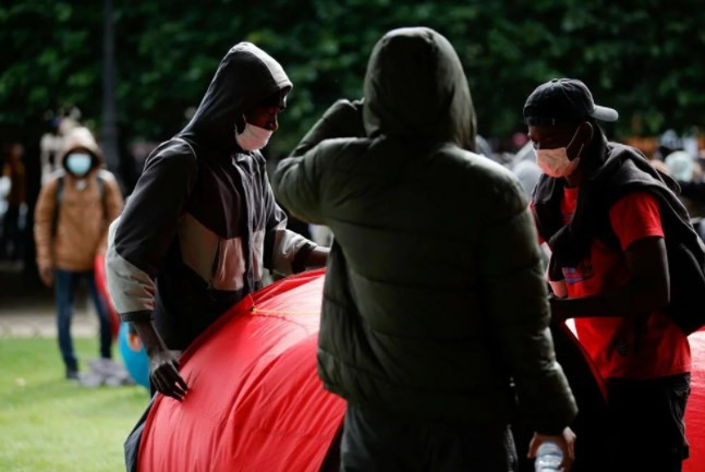 400 evsiz Paris’te ‘onurlu barınma’ için çadır kurdu