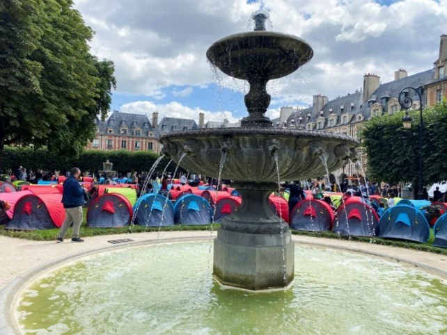 400 evsiz Paris’te ‘onurlu barınma’ için çadır kurdu