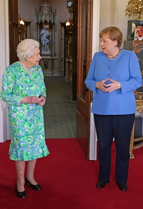 Kraliçe II. Elizabeth'ten Angela Merkel’e özel broş