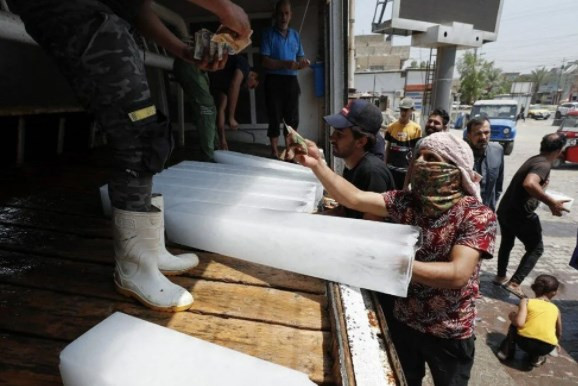 Irak'ta sıcaklık gölgede 50 dereceyi aştı: Buz talebi patladı