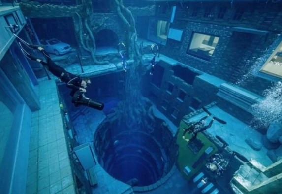 Dünyanın en derin yüzme havuzu Dubai'de açıldı