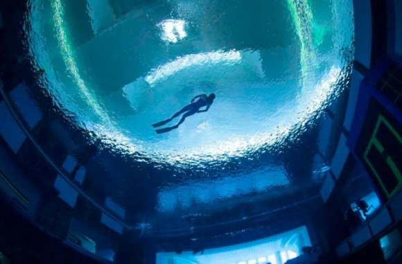 Dünyanın en derin yüzme havuzu Dubai'de açıldı