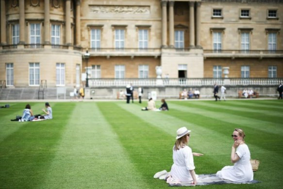 İngiltere tarihinde bir ilk: Kraliçe Elizabeth ön bahçesini pikniğe açtı