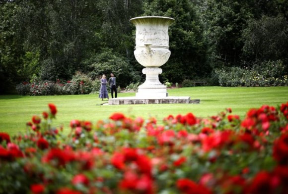 İngiltere tarihinde bir ilk: Kraliçe Elizabeth ön bahçesini pikniğe açtı