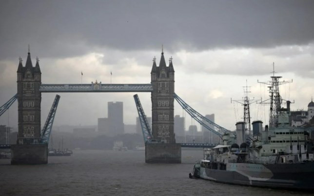 Londra'daki Tower Bridge teknik arıza nedeniyle açık kaldı