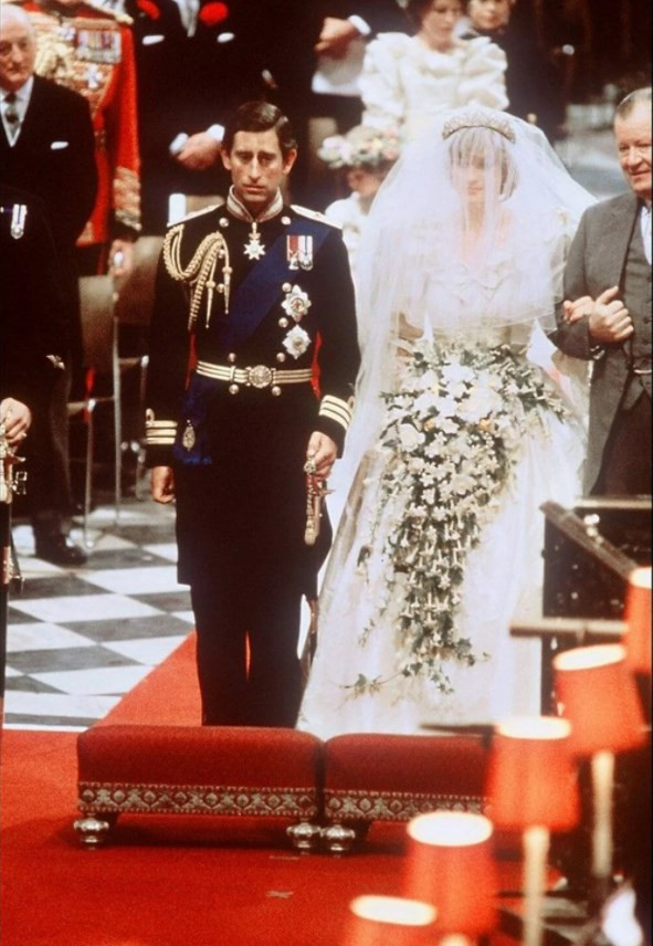 Prens Charles ve Diana’nın düğün pastası bin 850 sterline satıldı