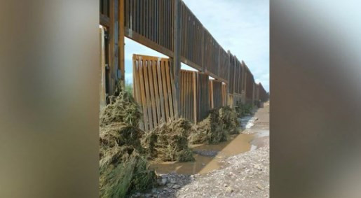 Trump'ın sınır duvarı muson yağmurları nedeniyle parçalandı