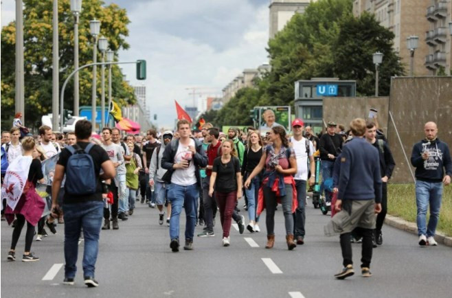 Almanya’da hükümetin Kovid-19 salgınıyla mücadele politikası protesto edildi