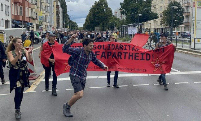 Almanya’da hükümetin Kovid-19 salgınıyla mücadele politikası protesto edildi