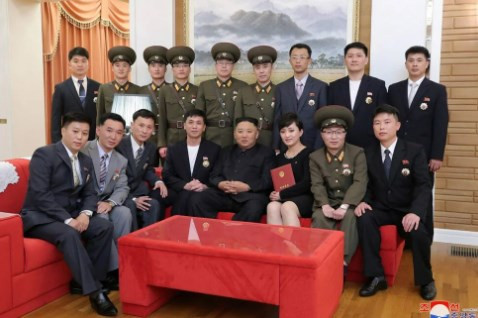Kim Jong-un başının arkasında büyük bandaj: Sağlığı hakkındaki tartışmalar arttı