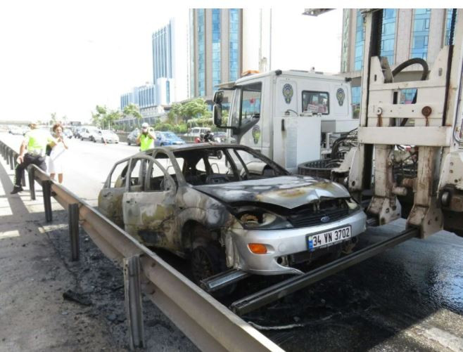 Ataşehir D-100'de araç yangını: Trafik kilitlendi