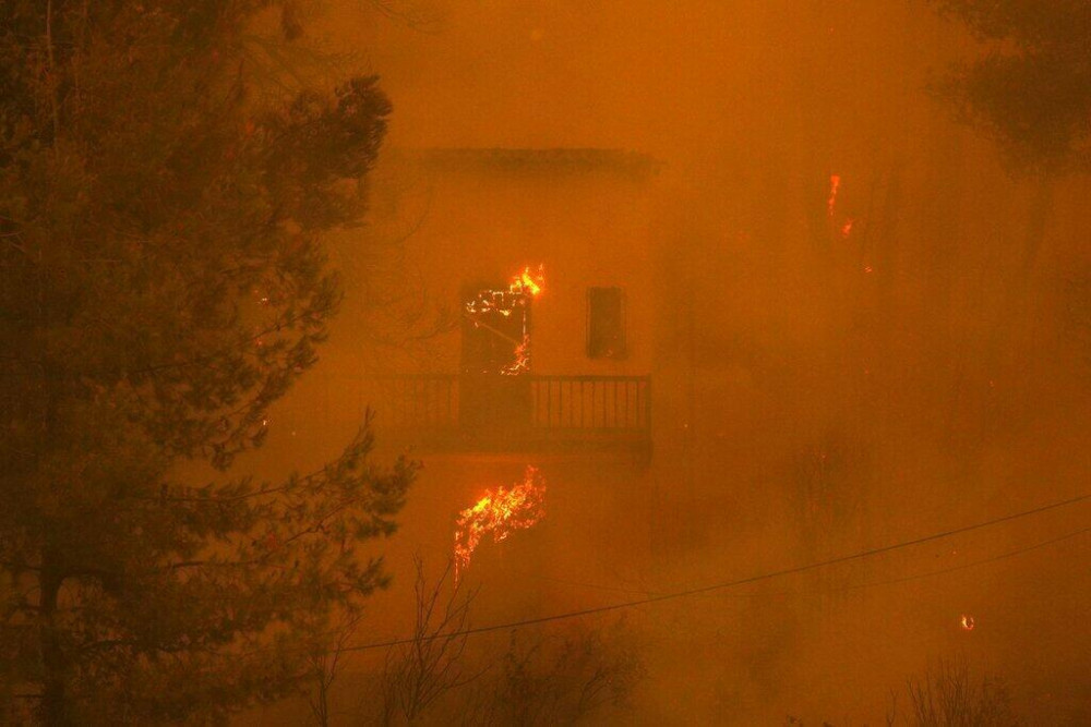 Komşuda yangın sürüyor: Yüzlerce kişi tahliye edildi