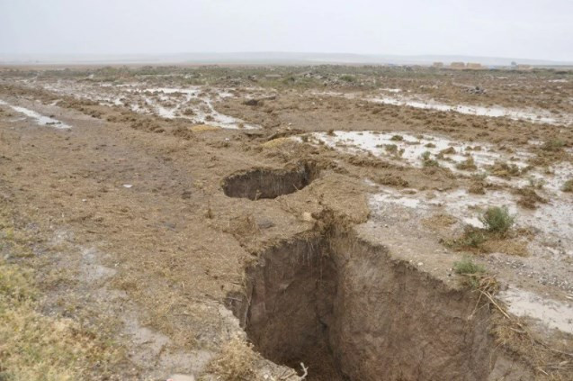 Konya'da yağmur sonrası dev yarıklar oluştu
